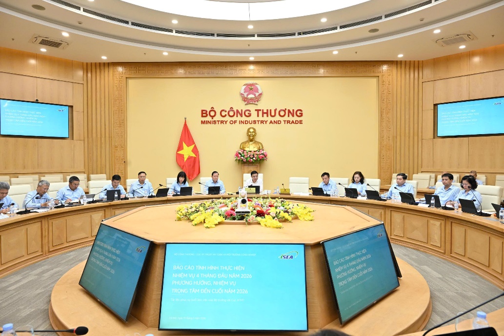 Bộ trưởng Lê Mạnh Hùng làm việc với Cục Hoá chất